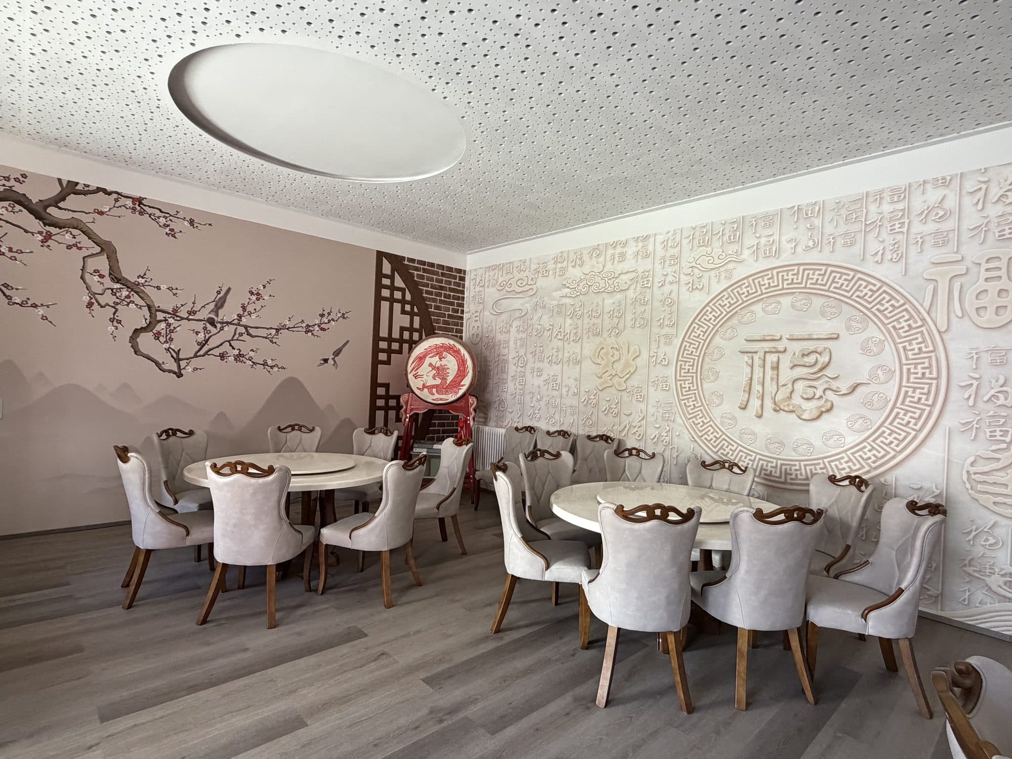 Speisesaal mit Tischen