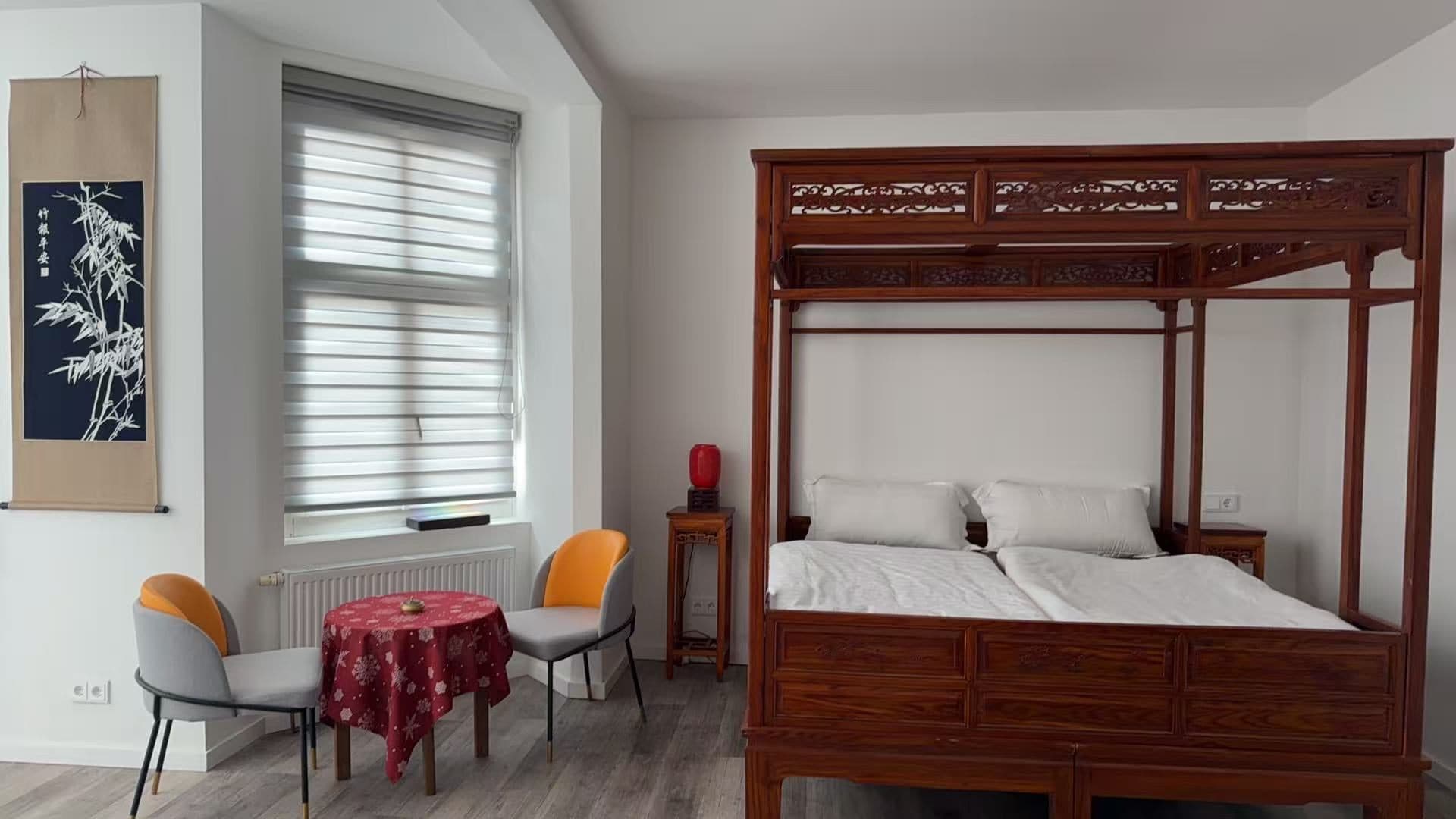 Geschnitztes chinesisches Himmelbett aus Rosenholz in der Themensuite